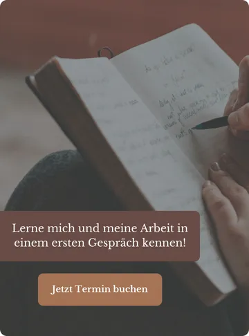 Aufgeschlagenes Notizbuch mit handschriftlichen Notizen, daneben die Einladung zu einem ersten Gespräch